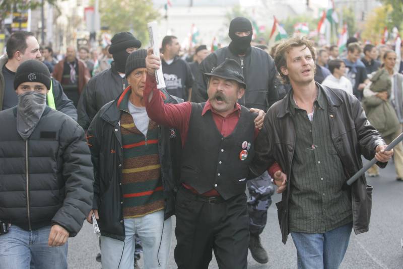 Tüntető a tömeggel, maszkos fiatalok között, 2006. október 23.